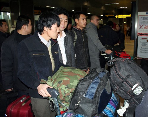 2月23日,在罗马尼亚首都布加勒斯特北郊的科安德国际机场候机大厅,部分中国建筑工人正在等待办理登机手续。新华社记者陈进摄