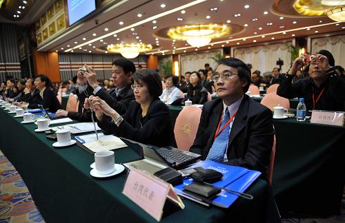 2月26日,由中国通信标准化协会、中国电子工业标准化技术协会与华聚产业共同标准推动基金会共同主办的第五届海峡两岸信息产业技术标准论坛在重庆开幕,来自两岸的信息产业专家学者、企业代表和各方面人士300多人与会。 新华社记者杨磊摄