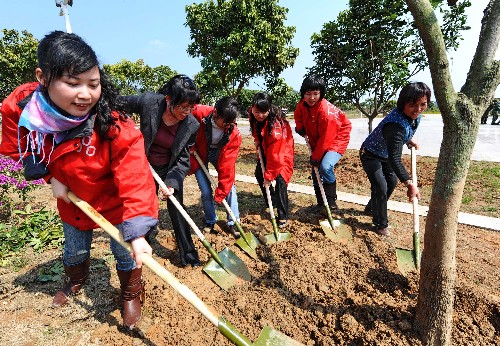 3月12日,海峡两岸姐妹在古槐百福公园为刚种下的一棵龙眼树培土。当日是我国第31个植树节,来自海峡两岸的100多名姐妹,在福建最大的乡村公园长乐市古槐百福公园种下一片50多亩象征海峡两岸姐妹友谊的树木——“海峡姐妹林”。 新华社记者张国俊摄