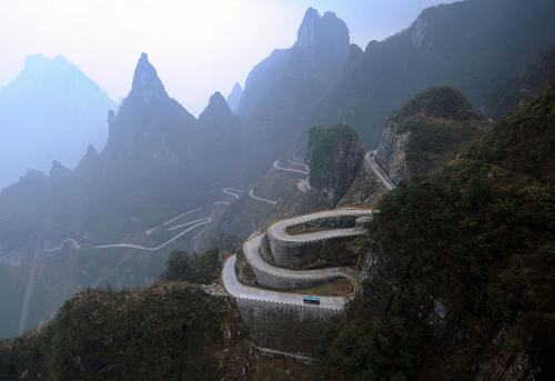 3月21日,一辆景区环保车行驶在张家界天门山景区的公路上。新华社记者赵众志摄