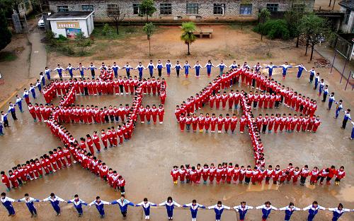 3月29日,在地处大山深处的江西省德兴市张村小学,近500名学生组成“安全”字样,迎接第14个全国中小学生安全教育日到来。新华社发(卓忠伟 摄)