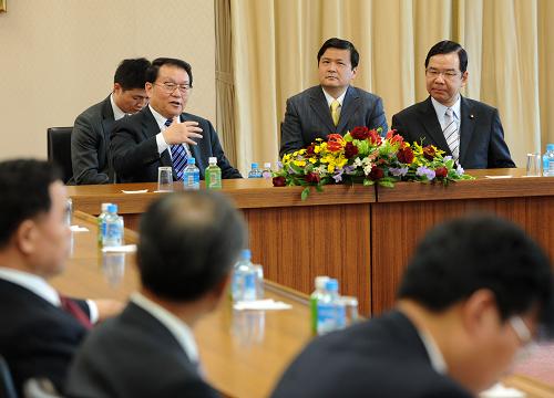 3月30日,正在日本进行正式友好访问的中共中央政治局常委李长春在东京会见日本共产党中央政治局委员长志位和夫。 新华社记者刘建生摄
