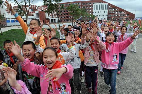 5月9日,绵竹市孝德镇的学生在参观新落成的校园。新华社记者 杨磊 摄