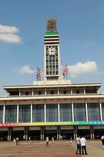 施工者正在长沙火车站钟楼上搭建脚手架,准备开始对建筑主体顶上被人们称为“红辣椒”的火炬造型进行重修(7月20日摄)。新华社记者 龙弘涛 摄