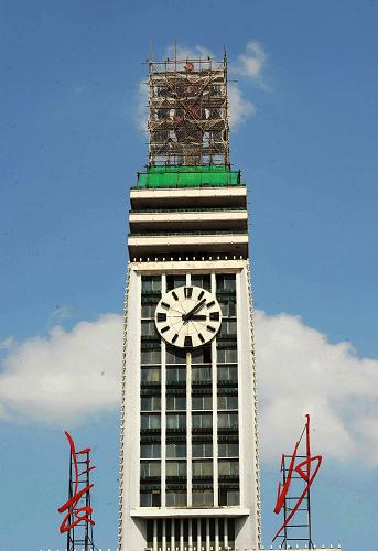 施工者正在长沙火车站钟楼上搭建脚手架,准备开始对建筑主体顶上被人们称为“红辣椒”的火炬造型进行重修(7月20日摄)。新华社记者 龙弘涛 摄