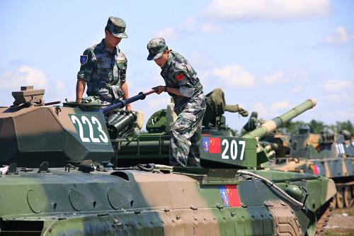 7月22日,参加演习的中方装甲兵在认真擦拭战车炮管。当日,“和平使命-2009”中俄联合反恐军事演习正式拉开序幕,进入战略磋商阶段。记者在沈阳军区洮南战术合同训练基地装备野战车场看到,中方参演部队装甲兵顶着炎炎烈日,认真保养装甲车辆,清洗战车泥尘,为即将展开的实兵演习做好充分准备。 新华社记者 查春明摄