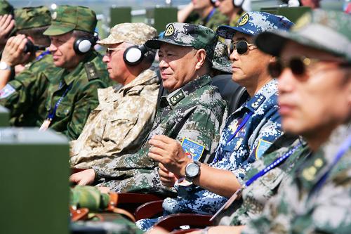 7月23日上午,陈炳德总参谋长(右三)和马卡罗夫总参谋长(右四)在演习现场观摩中俄联合反恐军演。新华社记者 查春明 摄