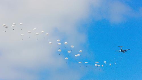 7月23日上午,俄方IL-76运输机运送空降兵进行空降。新华社记者 查春明 摄