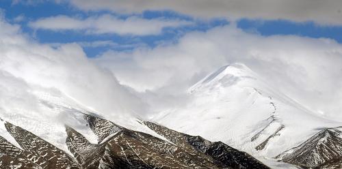 云海中的昆仑雪山(7月30日摄)。新华社记者侯德强摄