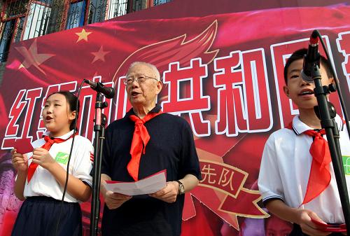 9月1日,词作家田汉的儿子田大畏老人给小学生讲述国歌《义勇军进行曲》诞生的故事。
