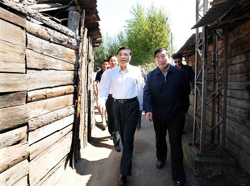 8月31日至9月1日,中共中央政治局常委、国务院副总理李克强在吉林考察。这是8月31日,李克强在延边州和龙市八家子林业局待改造棚户区考察。 新华社记者李涛摄