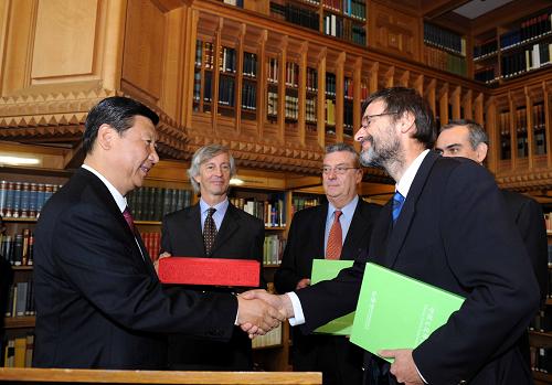 10月8日,正在比利时进行正式访问的中国国家副主席习近平访问鲁汶大学。这是习近平向鲁汶大学孔子学院赠送“中国语言文化体验中心”礼品。新华社记者饶爱民摄
