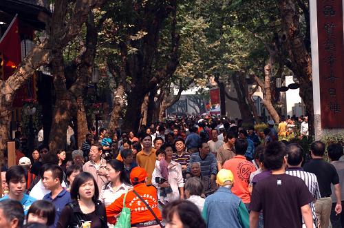 10月8日,杭州新开街的中山路南宋御街上人山人海。