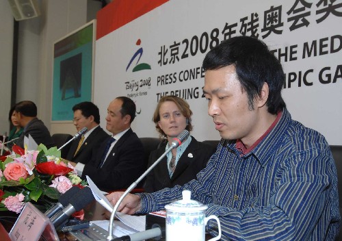 11月14日,北京2008年残奥会奖牌设计团队的代表、中央美术学院副教授杭海(右一)在发布会上阐述2008残奥会奖牌的设计理念。 新华社记者 罗晓光 摄