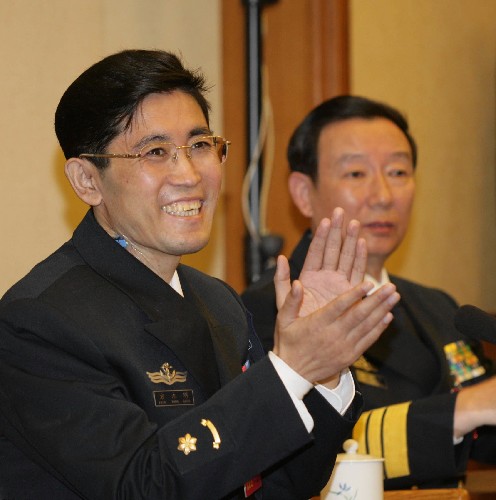 20多年来,海军大连舰艇学院教授方永刚深入学习、坚定信仰、积极传播、模范践行党的理论,在军营和社会广泛传播党的创新理论。今年,方永刚生病住院期间,胡锦涛总书记到医院亲切看望了他。胡锦涛高度赞扬方永刚的先进事迹,号召广大共产党员、全军官兵向他学习。 理论指明方向。人民需要这样真学、真信、真情传播的理论工作者。 这是10月16日,十七大代表方永刚抱病来到解放军代表团驻地参加讨论。 新华社发