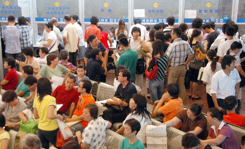9月28日,市民在上海浦东一房地产交易中心进行二手房交易。中国人民银行、中国银监会27日晚间联合下发关于加强商业性房地产信贷管理的通知。根据通知,对已利用贷款购买住房、又申请购买第二套(含)以上住房的,贷款首付款比例不得低于40%。 新华社发