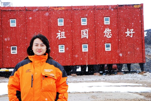 12月15日,我国第24次南极科学考察队队员、新华社记者张建松在南极中山站。我国第24次南极科学考察队乘坐“雪龙”号极地科学考察船于12月11日顺利到达南极中山站,新华社对这次南极科学考察活动全程报道。 大红的中国结、乌黑的算盘、多姿多彩的京剧脸谱、逼真的石狮、难得一见的砚台……走进中国南极中山站,浓郁的中华民族文化气息扑面而来。地球最南端这块遥远而孤独的大陆,因为中国人的到来而增添了一抹亮丽。位于东南极拉斯曼丘陵的中山站,是中国1989年在南极建立的常年科学考察站。 新华社发(王曙东 摄)