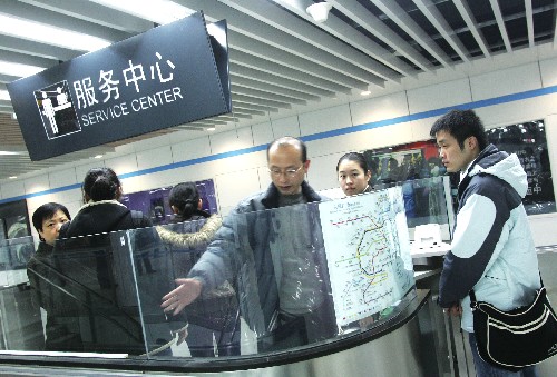 12月24日,几位市民在上海轨道交通8号线人民广场站内参观。 新华社记者 裴鑫 摄