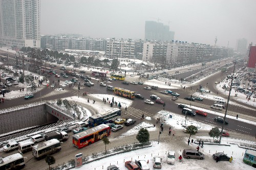 这是暴雪过后的武汉市徐东大街(1月27日摄)。 1月25日以来湖北省迎来今年第三次降雪过程。1月27日15时左右,武汉中心气象台向省内七地市发出暴雪红色预警信号,提醒各地居民和相关单位提前防范。 截至26日,全省受灾人口达到1023.6万人,因灾直接死亡7人,大雪冰冻灾害造成的直接经济损失已经达到了27.9亿元,其中农业经济损失23.1亿元。 新华社记者 余国庆 摄