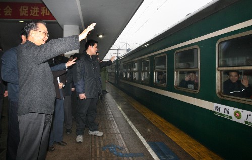 1月30日,中共中央政治局常委、国务院总理温家宝在广州火车站看望旅客。这是温家宝总理在站台上为一列发往南昌的旅客列车送行。 新华社记者 姚大伟 摄