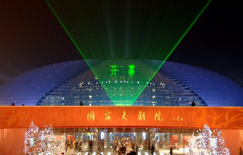 十六大以来的几年间,广大文化工作者积极投身和谐文化建设,文化氛围更加融洽和谐,文化创新更加积极活跃,文化产品日益丰富,服务质量不断提高,文化建设与政治、经济、社会建设协调发展,呈现出繁荣发展的新局面。 这是2007年12月22日,国家大剧院开幕,国际演出季正式拉开帷幕。 新华社发