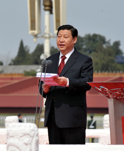 3月31日,北京2008年奥运会圣火欢迎仪式暨火炬接力启动仪式在北京天安门广场举行。这是中共中央政治局常委、国家副主席习近平在仪式上致辞。 新华社记者 樊如钧 摄