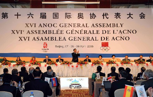 吴邦国出席开幕式并致辞 4月7日,第十六届国家和地区奥林匹克委员会协会(简称国际奥协)代表大会在北京隆重开幕。中共中央政治局常委、全国人大常委会委员长吴邦国出席开幕式并致辞。 新华社记者 饶爱民 摄