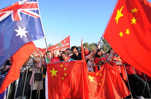 4月24日,观众为奥运圣火传递活动加油。当日,北京奥运圣火传递活动在澳大利亚堪培拉举行。 新华社记者 安治平 摄