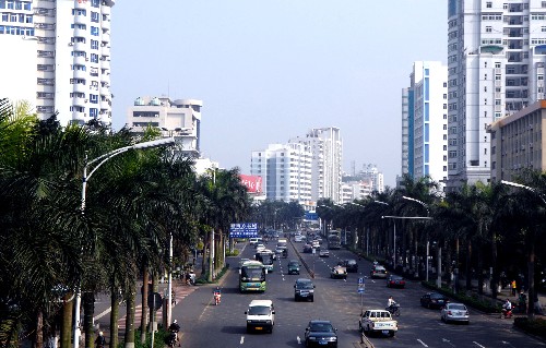 这是海南省海口市海府路一景(3月12日摄)。 1988年4月26日,中共海南省委、海南省人民政府在海口挂牌,我国最年轻的省份和最大的经济特区正式诞生。经过20年的开发建设,海南经济社会发展取得了引人瞩目的成就,城乡面貌发生了深刻变化,人民生活水平大幅提高。到2007年,海南地区生产总值从建省初期的57亿元增长到1200多亿元,地方财政收入由2.96亿元增长到150多亿元,城镇居民人均年收入由945元增长到10900元,农民人均年收入由502元增长到3842元。 新华社记者 姜恩宇 摄