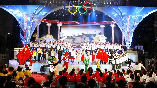 4月29日,演员们在文艺晚会上表演。当日,“上海人民迎2008年北京奥运会倒计时100天文艺晚会”在上海卢湾体育馆举行。 新华社记者 凡军 摄