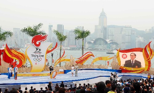 4月30日,中国香港特区政府在香港举行庆典,欢迎北京奥运圣火抵达。图为庆典活动现场。 新华社记者 公磊 摄
