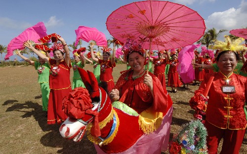 5月4日,群众在火凤凰广场表演,欢迎奥运圣火的到来。当日,北京奥运会圣火传递活动在海南三亚举行。 新华社记者 赵颖全 摄