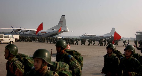 5月13日晨,空军空降兵某部4500余名官兵在开封某机场登机,奔赴汶川地震重灾区参加抢险救援工作。 新华社记者 李刚 摄