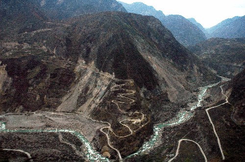 图为途经都江堰-汶川-茂县-松潘的213国道(2005年11月4日摄)。 从成都经都江堰、汶川县通往茂县、松潘方向的213国道,蜿蜒曲折,途中经过高山峡谷,部分路段的山峰在海拔4000米左右。此次汶川地震发生后,汶川县、茂县、松潘县境内的道路受到严重破坏,交通受阻,给救援工作增加很大难度。 新华社发(郑武华 摄)