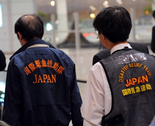 5月15日21时25分,由日本政府派遣的支援中国四川地震救灾工作的专业救援队一行31人乘飞机抵京。 这支救援队携带有搜救犬、瓦砾下搜寻受灾人员的微型摄像头以及岩石切割机等设备,他们将立即转乘飞机赴四川地震灾区开展救援工作。 新华社记者 唐召明 摄