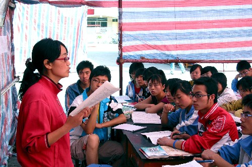 月16日,陇南市一中的高三学生在帐篷中上课。当日,受汶川地震严重影响的甘肃省陇南市的高三年级学生在帐篷中复课。与此同时,陇南市的中小学也在抓紧搭建简易帐篷,为全面复课做好准备。 新华社记者 连振祥 摄