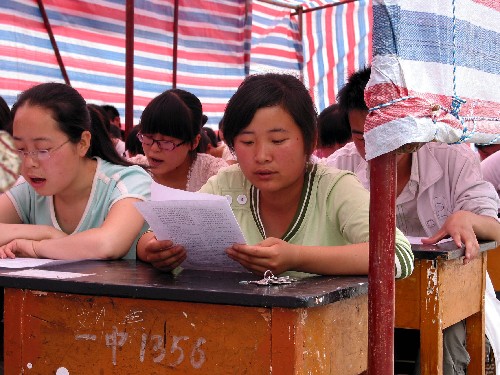 5月16日,陇南市一中的高三学生在帐篷中上课。当日,受汶川地震严重影响的甘肃省陇南市的高三年级学生在帐篷中复课。与此同时,陇南市的中小学也在抓紧搭建简易帐篷,为全面复课做好准备。 新华社记者 连振祥 摄