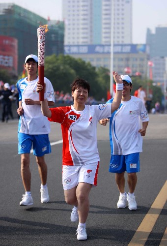 5月17日,火炬手戴丽丽进行传递。当日,北京奥运会圣火在浙江温州传递。 新华社记者 邢广利 摄