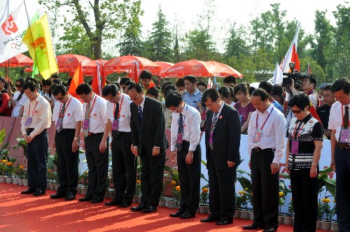 5月17日,参加绍兴火炬传递起跑仪式的各界人士为四川汶川地震中遇难的同胞默哀。当日,北京奥运会圣火在浙江绍兴传递。 新华社记者 王小川 摄