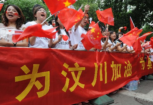 5月27日,群众迎接奥运圣火。当日,北京奥运会圣火在江苏南京传递。 新华社记者 孙参 摄