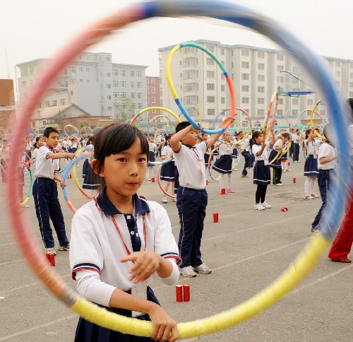 长春双阳区第二实验小学的学生在表演呼啦圈舞(5月27日摄)。 新华社记者 王昊飞 摄