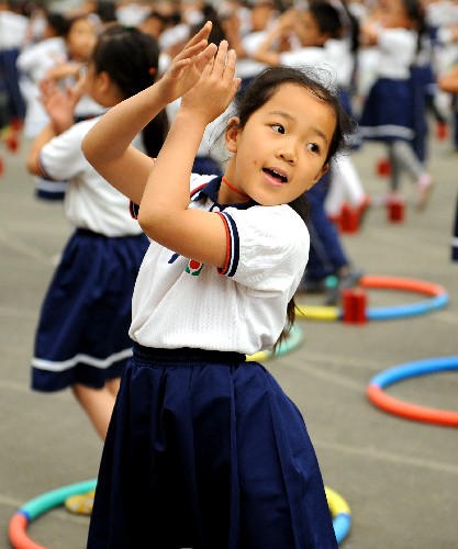 长春双阳区第二实验小学的学生在表演呼啦圈舞(5月27日摄)。 新华社记者 王昊飞 摄