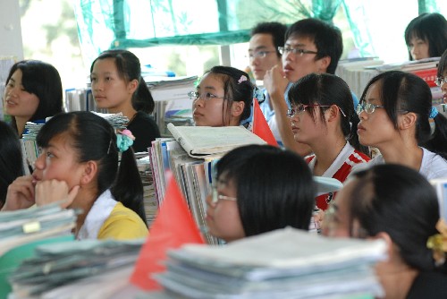 6月4日,广西昭平县中学高三学生全神贯注地听心理辅导课。 新华社发
