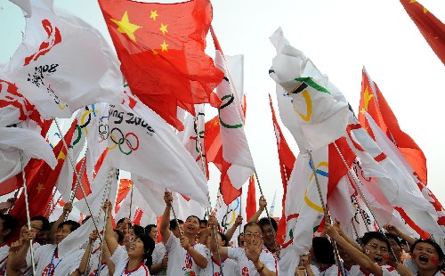 6月5日,群众挥舞旗帜为奥运火炬传递加油助威。当日,北京奥运圣火在湖南湘潭传递。 新华社记者赵众志摄