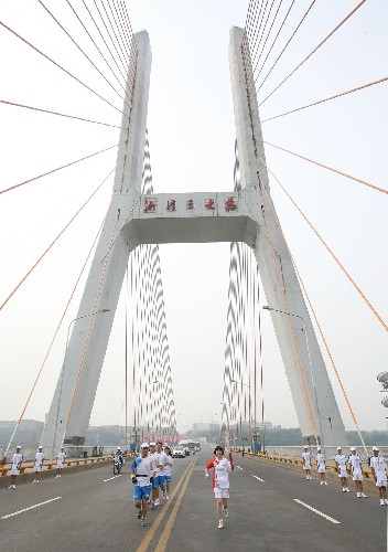 6月5日,火炬手赵睿在湘潭三大桥上进行传递。当日,北京奥运圣火在湖南湘潭传递。 新华社记者 邢广利 摄