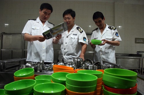 6月5日,卫生监督处的工作人员正在潍坊第一中学考点的食堂内检查餐具的消毒状况。 当日,山东省潍坊市卫生局卫生监督处的工作人员对潍坊城区的三个高考考点食堂进行检查,为即将到来的高考“保驾护航”。 新华社发(王志德 摄)