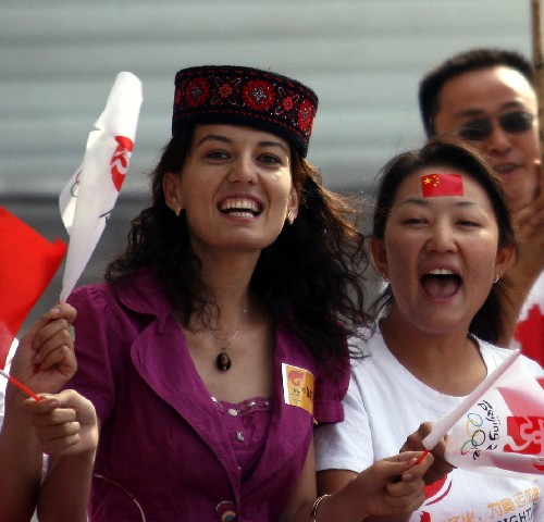 6月18日,当地群众欢迎奥运圣火的到来。当日,北京奥运圣火在新疆喀什传递。 新华社记者 李颖 摄