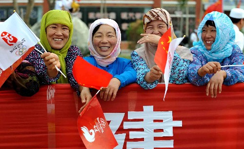 6月30日,当地各族群众为火炬传递加油。当日,北京奥运圣火在宁夏吴忠传递。 新华社记者 王鹏 摄