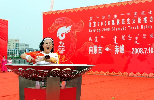 7月10日,最后一棒火炬手斯琴高娃点燃圣火盆。当日,北京奥运圣火在内蒙古自治区赤峰市传递。 新华社记者 刘力航 摄