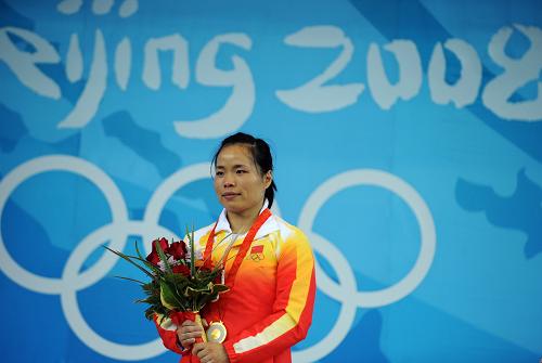 8月11日,中国选手陈艳青在领奖台上。当日,陈艳青在北京奥运会举重女子58公斤级决赛中以244公斤的总成绩获得金牌,并以138公斤的挺举成绩和总成绩打破了的奥运会纪录。 新华社记者 武巍 摄